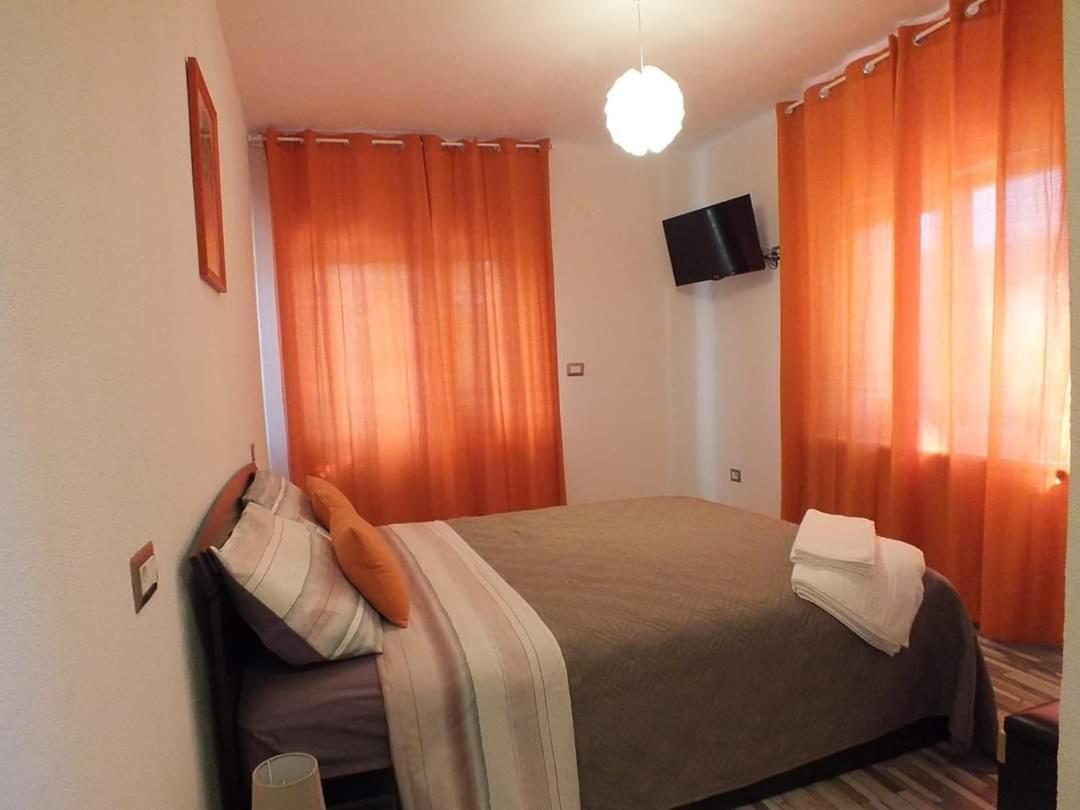 Camere De Inchiriat Livada Cu Meri Căpăţîneni-Ungureni Kültér fotó