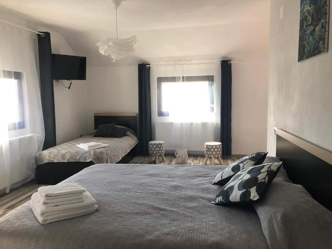 Camere De Inchiriat Livada Cu Meri Căpăţîneni-Ungureni Kültér fotó